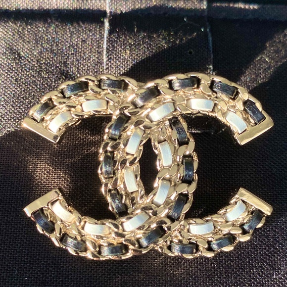 CHANEL 2022A GOLDEN TONE CC LOGO WHITE AND BLACK LEATHER SMALL BROOCH - Picture 13 of 14
